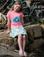 Bella Boxy T-Shirt von frugi, pink, Fisch, 3-4 Jahre