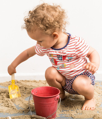 Kleinkind beim Spielen im Sand