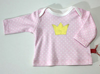 Baby-Shirt goldene Krone, rosa gepunktet, von Anton Emma, 62/68